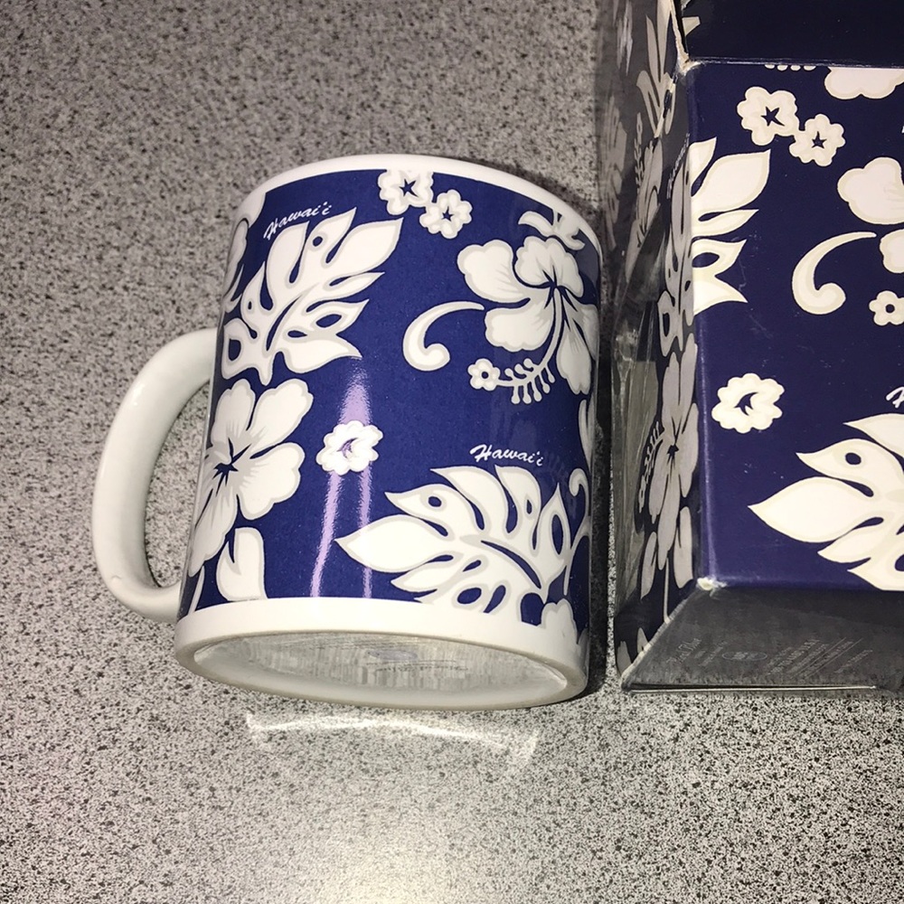 NWT blue floral Hawaii mug